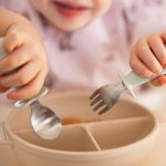 01-babyono-set-zlica-i-vilica-od-celika-i-slikona-s-granicnikom-12m-zelenajpg