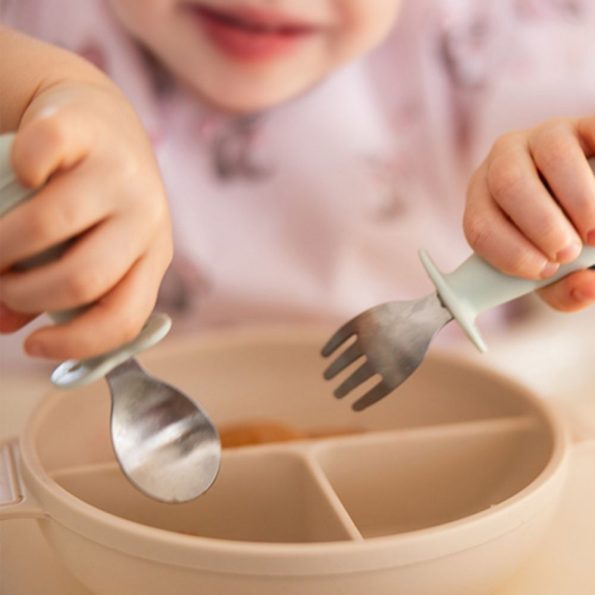 02-babyono-set-zlica-i-vilica-od-celika-i-slikona-s-granicnikom-12m-zelenajpg