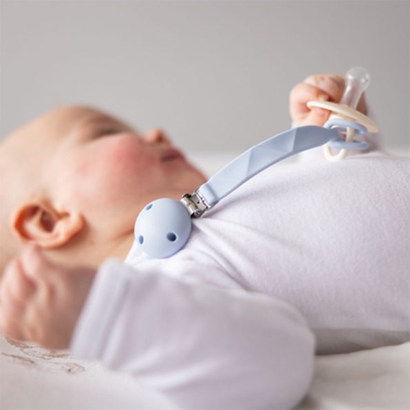 02-babyono-silikonski-privjesak-za-dudu-s-kopcom-plavajpg