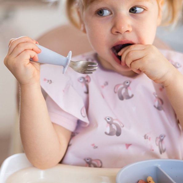 03-babyono-set-zlica-i-vilica-od-celika-i-slikona-s-granicnikom-12m-plavajpg