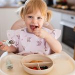 01-babyono-set-zlica-i-vilica-od-celika-i-slikona-s-granicnikom-12m-zelenajpg