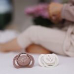 01-babyono-ortodontska-simetricna-duda-glow-18-mj-2-komjpg